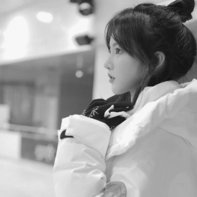 黑白女生头像唯美真人可爱图片