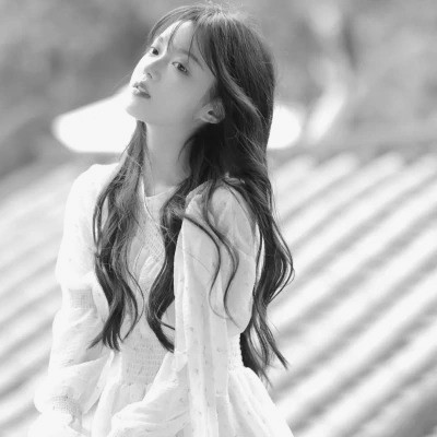 黑白女生头像唯美真人可爱图片