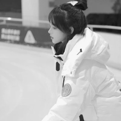 黑白女生头像唯美真人可爱图片