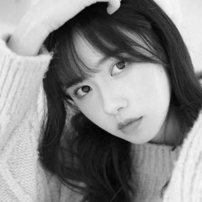 黑白清新头像唯美女生真人图片