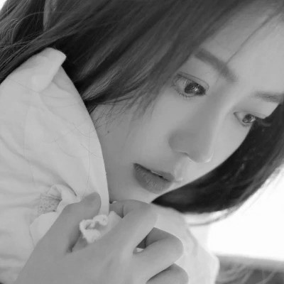 黑白清新头像唯美女生真人图片