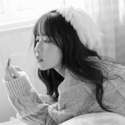 黑白清新头像唯美女生真人图片