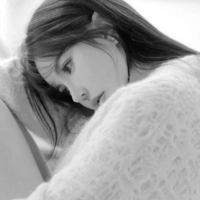 黑白清新头像唯美女生真人图片