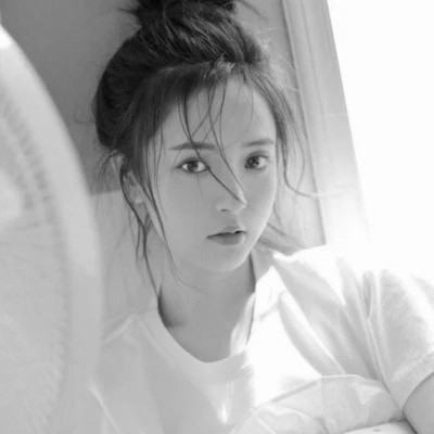 黑白清新头像唯美女生真人图片