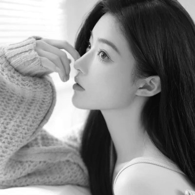 黑白清新头像唯美女生真人图片