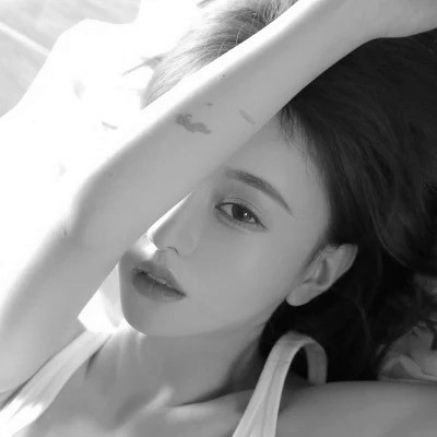 黑白清新头像唯美女生真人图片