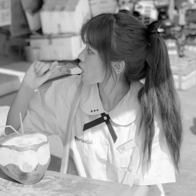 黑白清新头像唯美女生真人图片