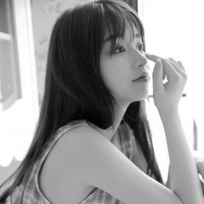黑白清新头像唯美女生真人图片