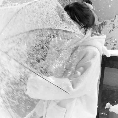 黑白清新头像唯美女生真人图片
