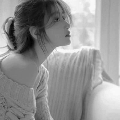 黑白清新头像唯美女生真人图片