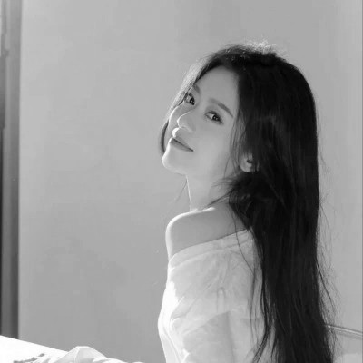 黑白清新头像唯美女生真人图片