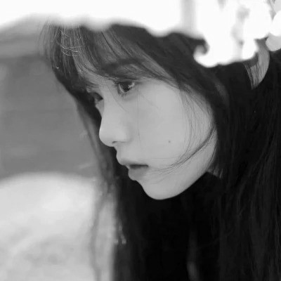 黑白清新头像唯美女生真人图片
