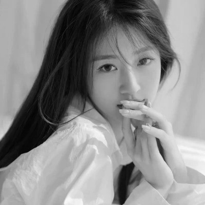 黑白清新头像唯美女生真人图片