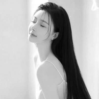 黑白清新头像唯美女生真人图片