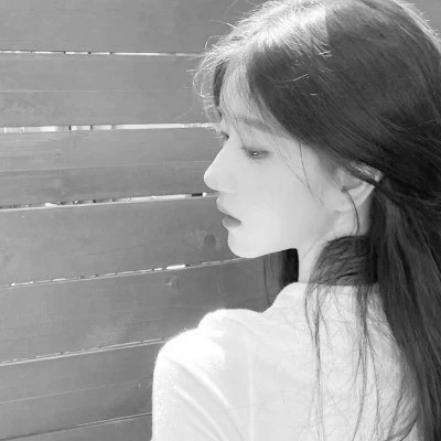 黑白清新头像唯美女生真人图片