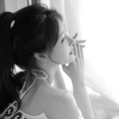 黑白清新头像唯美女生真人图片