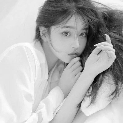 黑白清新头像唯美女生真人图片