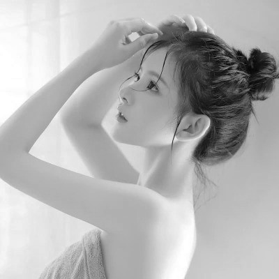 黑白清新头像唯美女生真人图片