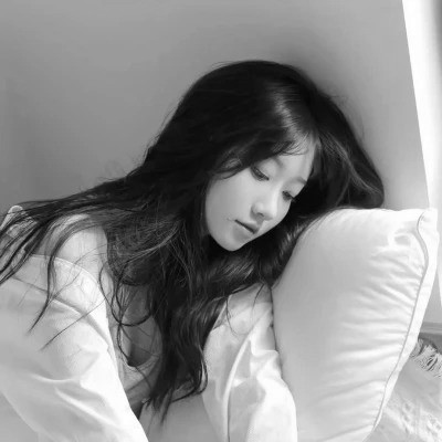 黑白清新头像唯美女生真人图片