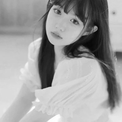 黑白清新头像唯美女生真人图片