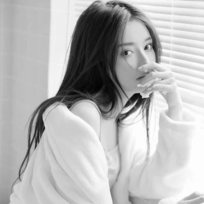 黑白清新头像唯美女生真人图片