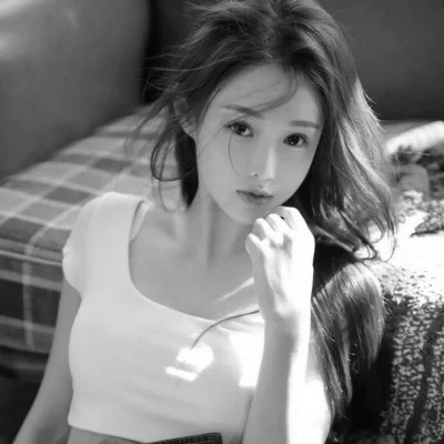 黑白清新头像唯美女生真人图片