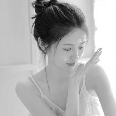 黑白清新头像唯美女生真人图片