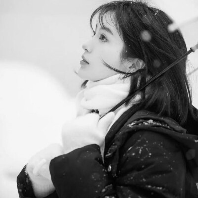 黑白清新头像唯美女生真人图片