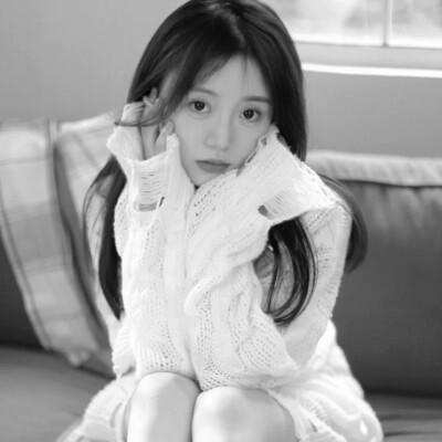 黑白清新头像唯美女生真人图片