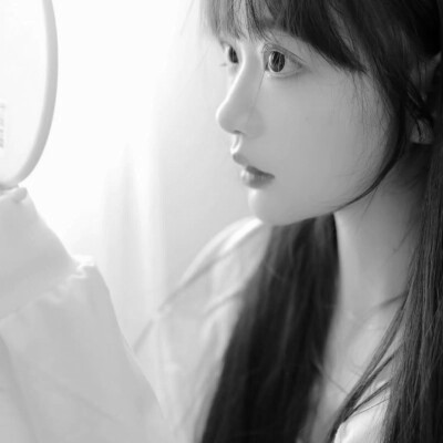 黑白清新头像唯美女生真人图片