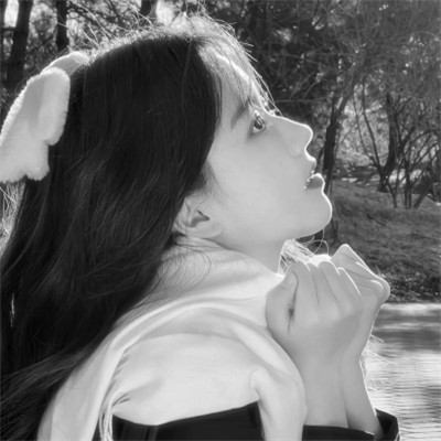 黑白清新头像唯美女生真人图片