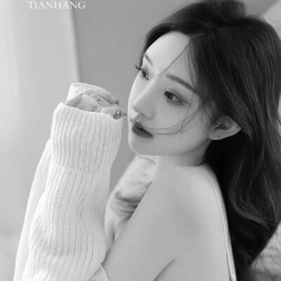 黑白清新头像唯美女生真人图片