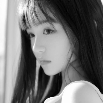 黑白清新头像唯美女生真人图片