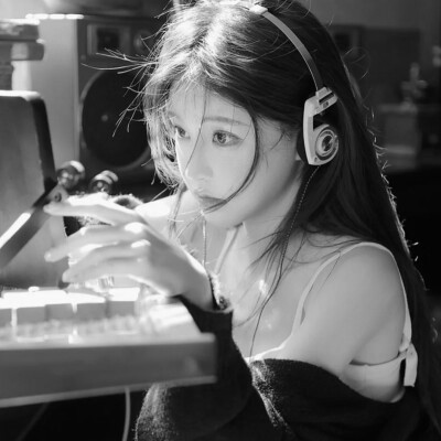黑白清新头像唯美女生真人图片