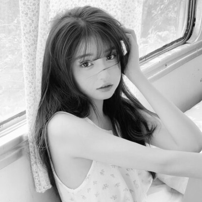 黑白清新头像唯美女生真人图片