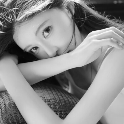 黑白清新头像唯美女生真人图片