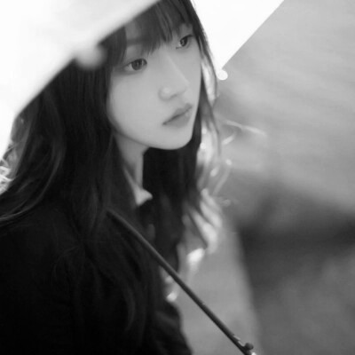 黑白清新头像唯美女生真人图片
