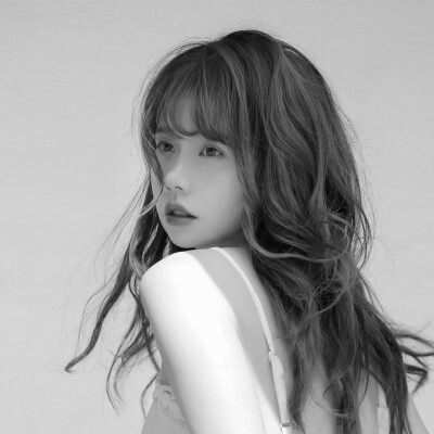 黑白清新头像唯美女生真人图片