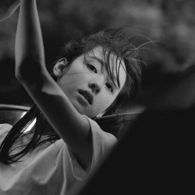 头像女生可爱萌气质黑白真人图片