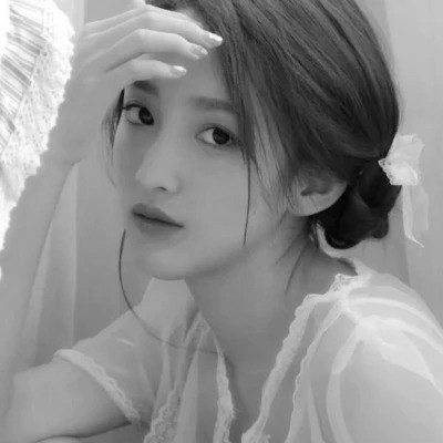 头像女生可爱萌气质黑白真人图片