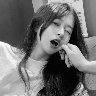 头像女生可爱萌气质黑白真人图片