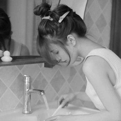 头像女生可爱萌气质黑白真人图片