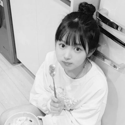 头像女生可爱萌气质黑白真人图片