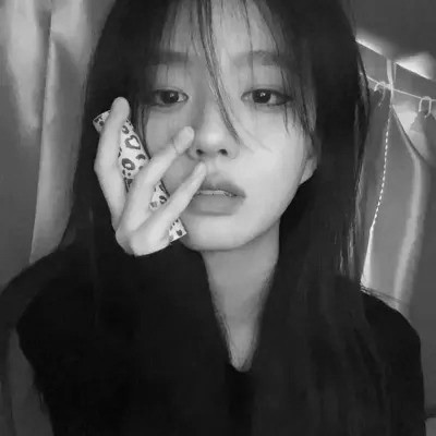黑白头像女生可爱高清图片