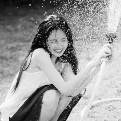 黑白头像女生可爱高清图片
