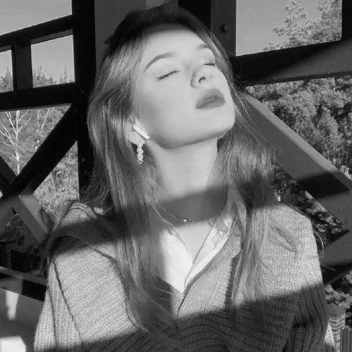 欧美高级感黑白头像