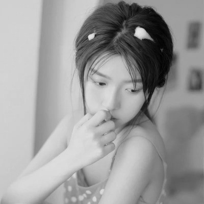 黑白头像女气质干净高清图片