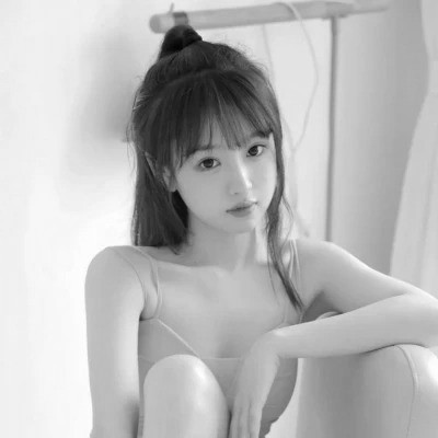 黑白头像女气质干净高清图片