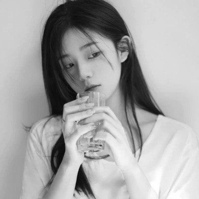 黑白头像女气质干净高清图片