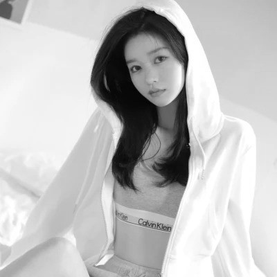 黑白头像女气质干净高清图片